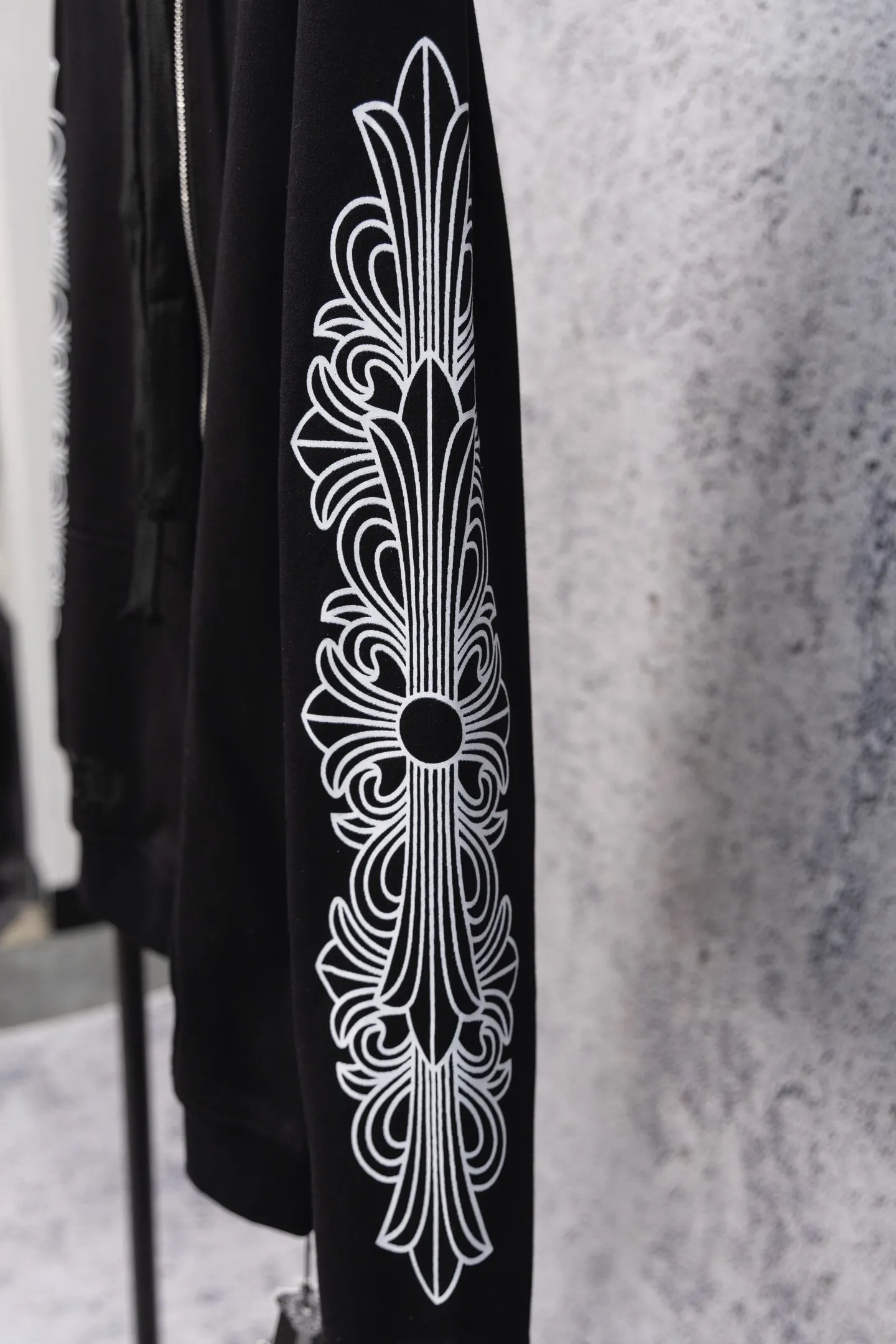 P250 ChromeHearts CH ChromeHearts 25 early autumn flower arm horseshoe zipper cardigan hooded sweatshirt Sanskrit letter rattan flower cross horseshoe hooded sweatshirt The fabric is made of 440g pure cotton terry with matching threads, imported printing, original customization, hardware, soft and skin-friendly. The workmanship is meticulous and the thickness is moderate. The webbing on the back collar extends to the shoulder for reinforcement. The connection between the wellhead and the shoulder is reinforced. The whole body is made with thousands of needle embroidery techniques. It is more compliant and stylish with clothes. It is a hot item of the season. The original customized accessories are complete with three standards. It will look handsome with any combination. The os drop shoulder version and loose version. Color: Black White Size: S M L XL